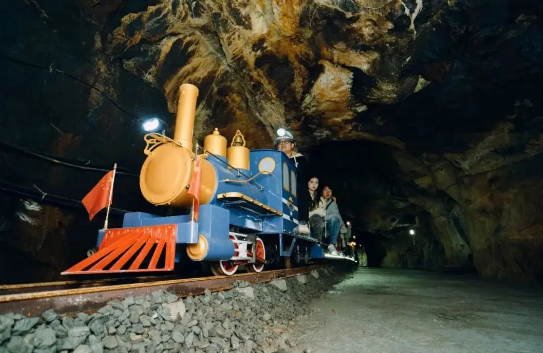 大明山矿洞小火车1
