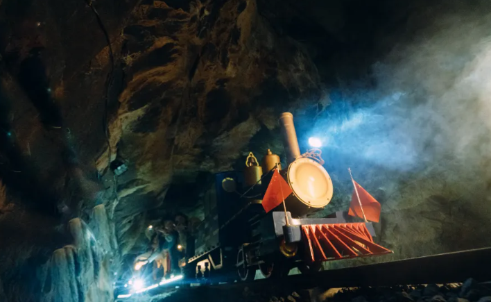 大明山矿洞小火车