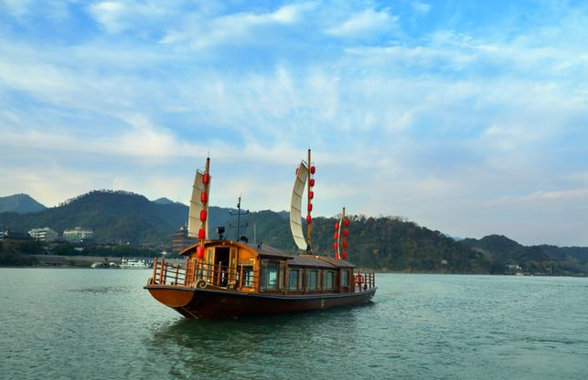 桐君山春江扬帆